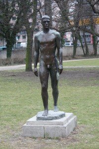 Die 1935 von Hans Haffenrichter geschaffene Bronzeskulptur "Schreitender" steht seit 1989 in der Parkanlage.