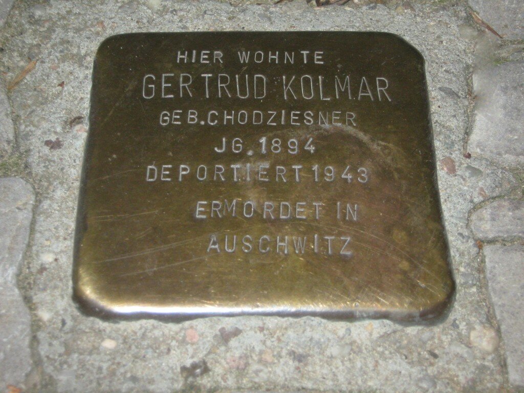 Ein Stolperstein in der Münchener Str. 18a erinnert an die Namensgeberin der Bibliothek, die Schriftstellerin Gertrud Kolmar