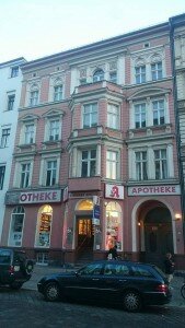 Die Kurmark-Apotheke in der Kurfürstenstrasse. Hier stand das Haus, in dem Walter Benjamin in seiner Jugend lebte.